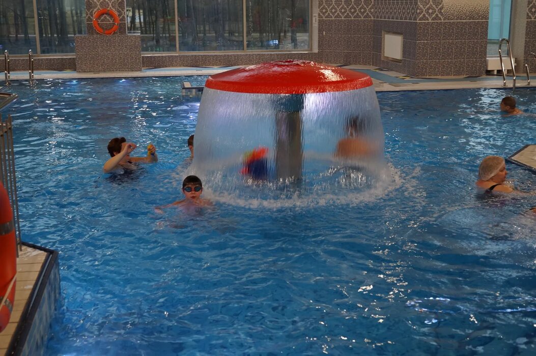 Фонтан грибок в бассейне в аквацентре.JPG